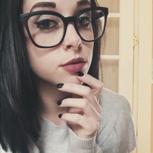 Meet your Posher, Caitlin